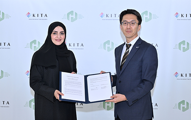 Amna Lootah and Philjae Park Signing the Agreement 2